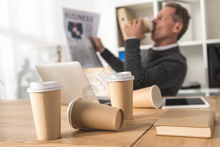 商人喝咖啡和零散的可支配咖啡图片