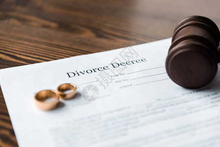 关于离婚判决结婚戒指和木图片