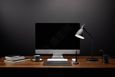 用图形平板电脑空白电脑屏幕笔记本和木制桌面上的咖啡杯近距离观察平面设图片