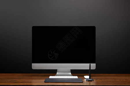 用空白的电脑屏幕和木制桌面上的图形平板电脑关闭设计师工图片