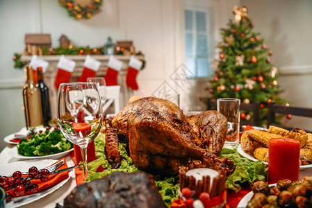 为圣诞大餐供应美味晚餐的桌图片
