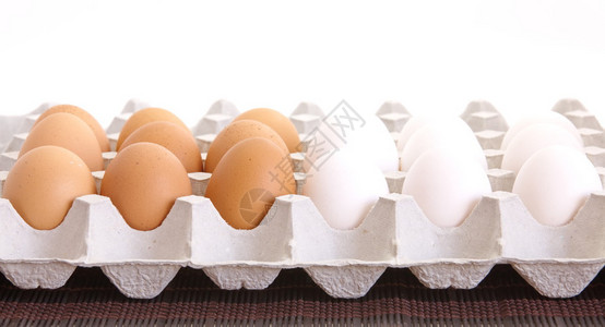 白色托盘中的新鲜棕色和白色鸡蛋图片