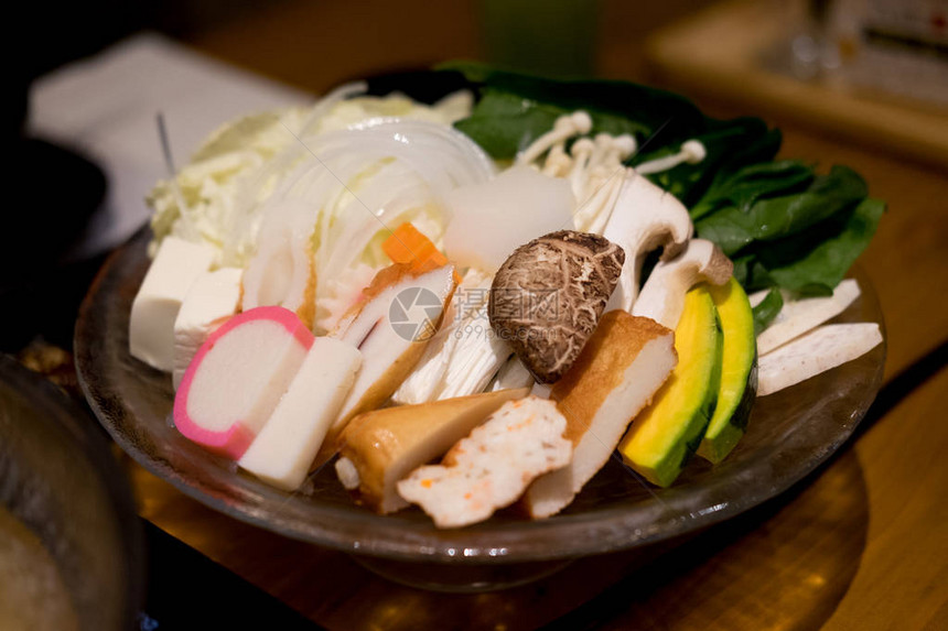 餐饮中选择集中的苏kiyaki或热锅成套菜类图片