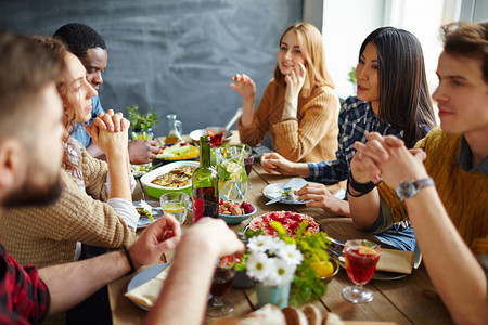 享受感恩节晚宴的不同文化间背景图片
