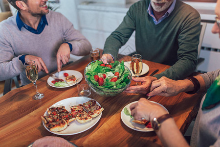 多代家庭在家中围桌用餐高清图片