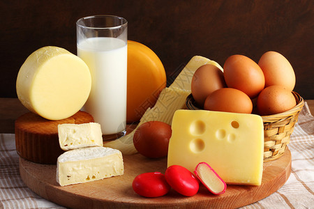 几种类型的奶酪牛奶和鸡蛋图片