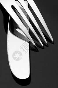 叉子和刀子的特写图片