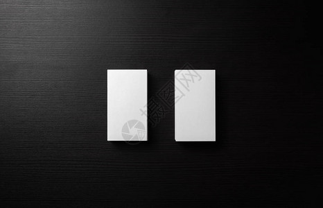 黑木桌背景上的空白名片照ID模板背景图片