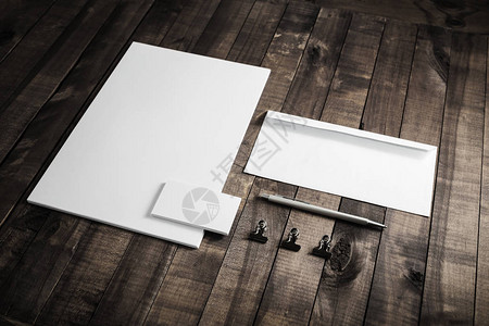 木制表格背景上的空白文具照片背景图片