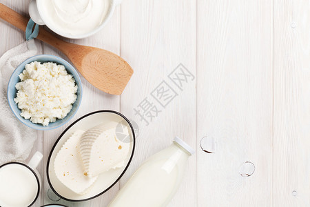 木桌上的乳制品酸奶油牛奶酪和酸奶带复制图片