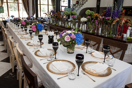 西餐装饰的婚宴长桌图片