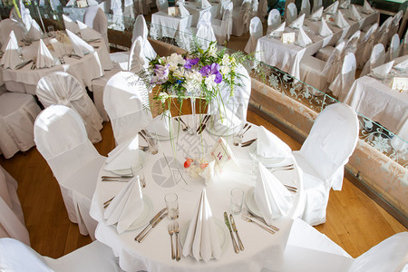 鲜花装饰的婚宴餐桌图片