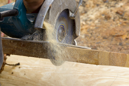 木匠使用圆锯切割木材图片