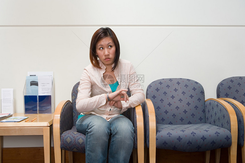 医院候诊室里的女人图片