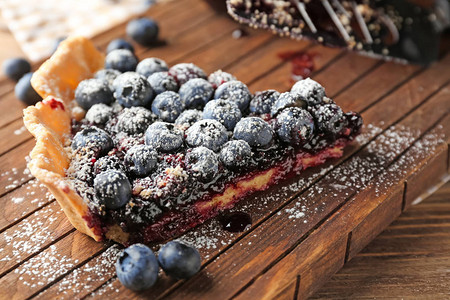 木板上美味的蓝莓派图片