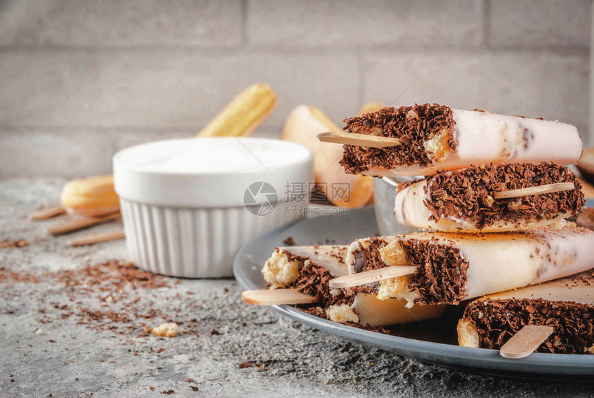 提拉米苏冰棒淇淋意式冰淇淋与意大利savoiardi饼干马斯卡彭奶酪牛奶巧克力以及灰色石制餐桌上的提拉米苏配图片