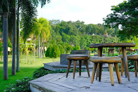 花园附近阳台露的木椅桌放松图片