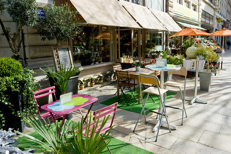 法国里昂市空荡的街头咖啡馆图片