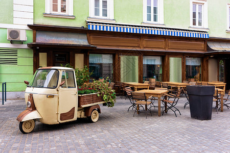 斯洛文尼亚Celje老城有街头咖啡厅的城市风景图片