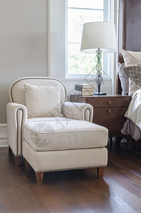 家用经典卧室设计中的白色椅子奢图片