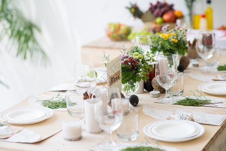 派对婚宴的精美餐桌布置图片