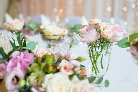 婚宴场地内餐桌上的婚礼花卉装饰图片