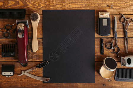 专业理发工具和木制表格空白黑图片