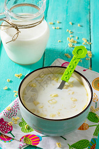 晚餐或早餐儿童牛奶汤和数字和母形式的意大利面儿童食图片