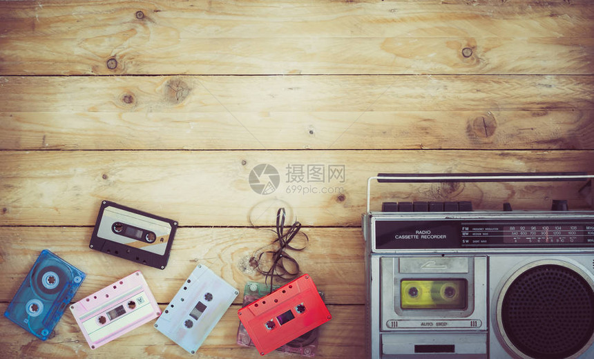 顶视图英雄标头复古磁带录音机乐的复古技术与木桌上的复古磁带盒复古图片