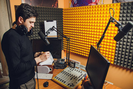 电台演播室和背景介背景图片