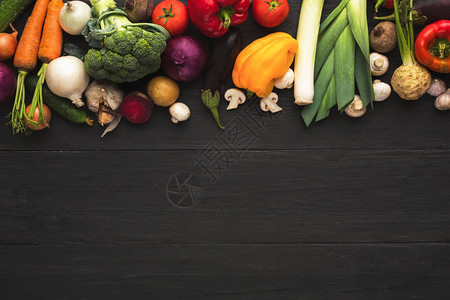 深木本底的多彩有机蔬菜边框健康的天然食品在生锈的桌上杂货店布局新鲜烹饪背景图片