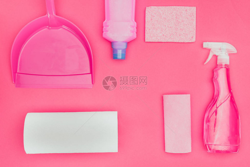 粉红色隔离的清洁用品和工具图片