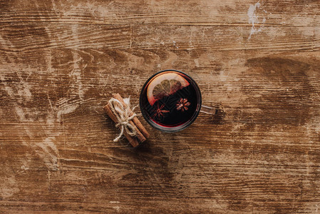 木制桌子上一杯甜酒和肉桂图片