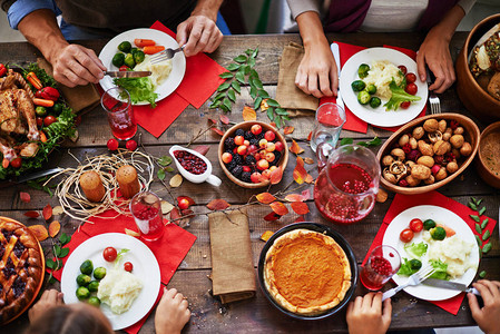 在感恩节晚餐和家人在餐图片
