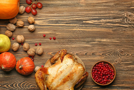 感恩节的美味烤火鸡木桌上有收获背景图片