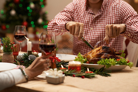 圣诞节家庭晚宴切烤鸡图片