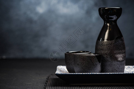 清酒传统陶瓷饮具背景图片