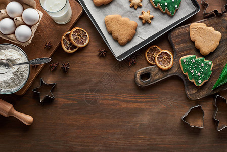 圣诞饼干在木桌上准图片