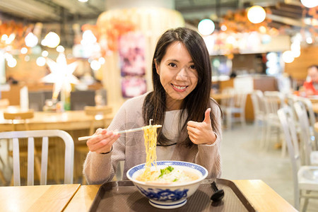 女人喜欢吃拉面在日本图片