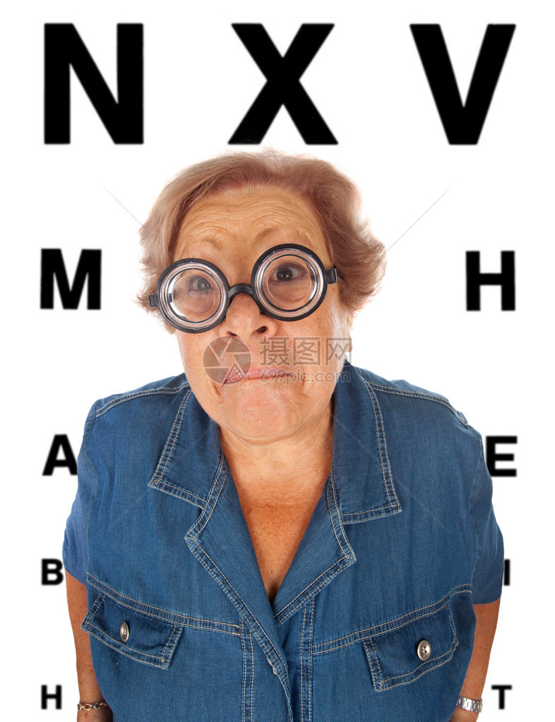 可以进行眼科检查的老年妇女图片