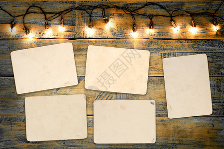空白相框册圣诞节在木桌上空的旧即时照片纸复图片