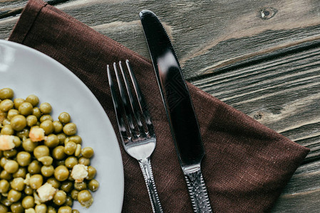 餐巾上的豌豆用盘子和刀叉图片