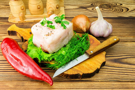 木板上的一块和切片的新鲜猪油新鲜农产品蔬菜蔬图片