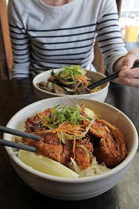 人们吃日本料理味噌猪排和辣椒牛肉菜图片