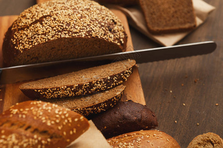 面包机概念用刀切面包图片