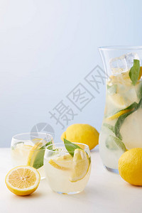 水罐和两杯柠檬水图片