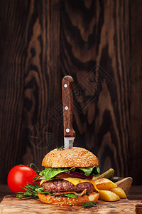 用牛肉番茄奶酪黄瓜和生菜烹制的美味烤自制汉堡图片