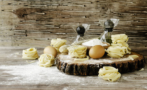 一套用面粉做饭的意大利面和现煮面食表的产品图片