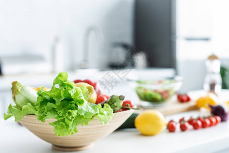 厨房餐桌上有新鲜健康蔬菜图片