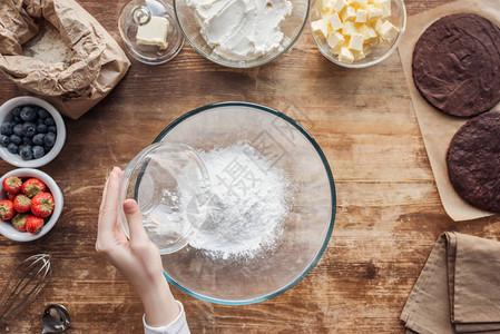 妇女对面粉的筛选和为美味自制蛋糕准备面粉及面粉的最图片